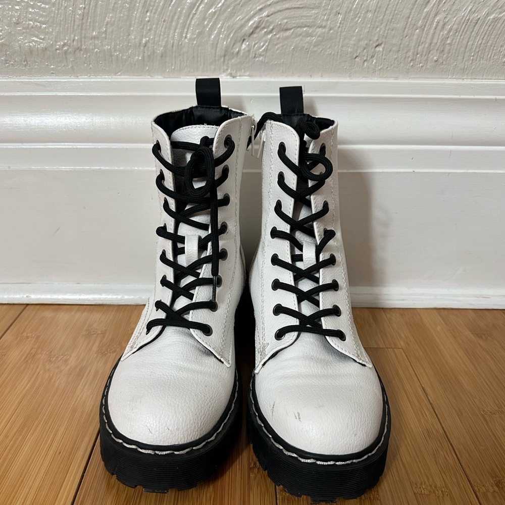 White Sincerely Jules boots. Size: 7.5